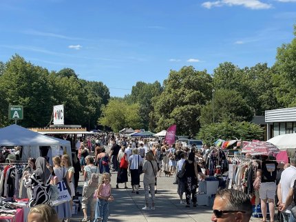 Bild "GIGA-Zwickau - HS, LF und Trödelmarkt - Freiluftshopping"